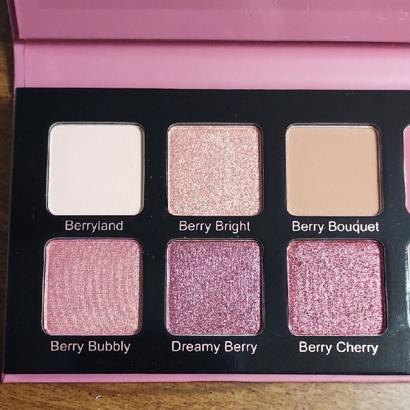🩷🤎Berries N' Cream Dreams Eyeshadow Palette - Picture 4 of 5